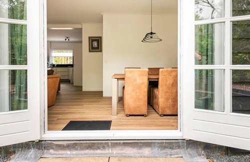 Ijsselmonde House | Charming holiday home in Poortugaal with garden