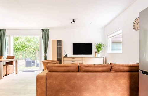 Ijsselmonde House | Charming holiday home in Poortugaal with garden