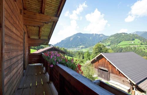 Huettau House | Charming Holiday Home in Hüttau with Barbecue