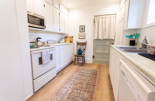 Burley House | Charming Home, 9 Beds, Home Gym