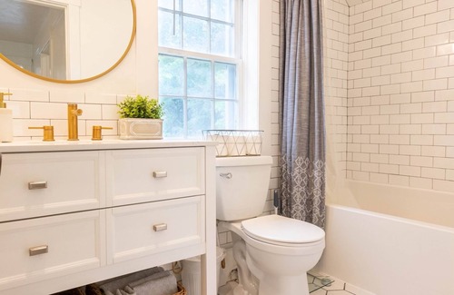 Burley House | Charming Home, 9 Beds, Home Gym