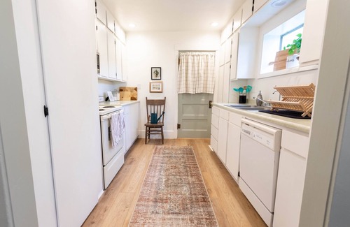Burley House | Charming Home, 9 Beds, Home Gym