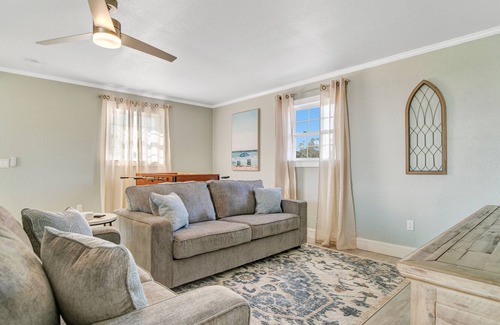 Marineland Acres House | Charming Home for 10, Walk to Beach, Pool, Wifi