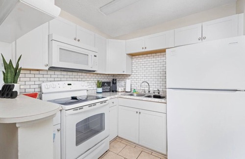 Bristol House | Charming home for 8 * Close to State St *