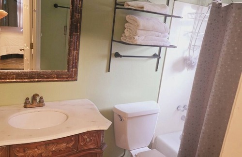 Metairie House | Charming home in a very safe area! Walk to the Lake and short drive to NOLA