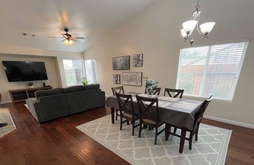 Greenacres House | *Charming home, large beds/TV, garage parking*