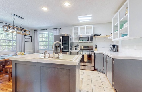 Blairsville Cabin | Charming home lined by trees with a large deck, grill, firepit, & pool table