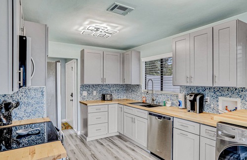 Indian Trails House | Charming home near beach & golf with central AC & patio - dog-friendly
