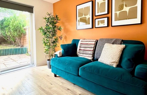 Crawley City Centre House | Charming Home Near Gatwick Airport
