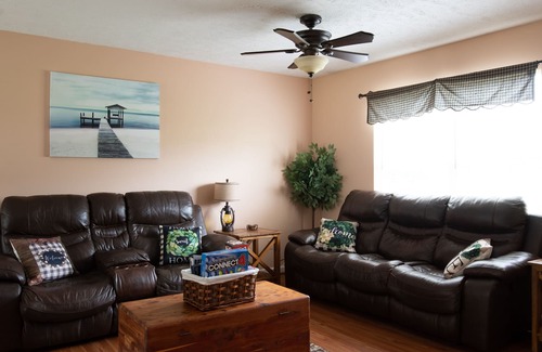 Dandridge House | 🤩Charming🥰 Home near Pigeon Forge 😍 &Lake 💦 w/ Gym💪 & firepit🔥⭐sleeps 8⭐