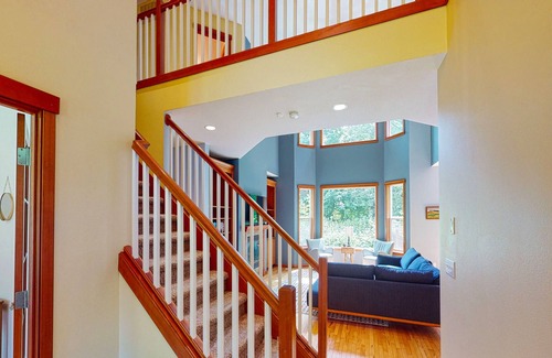 Clinton House | Charming Home near the Ferry w/Private Hot Tub - Walk to Trails