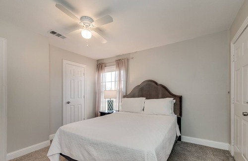 Oak Cliff House | Charming Home Perfect for Business /Leisure Travel View calendar
