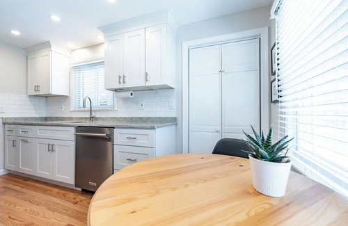 Narragansett House | Charming Home, pocketed along Narrow River!