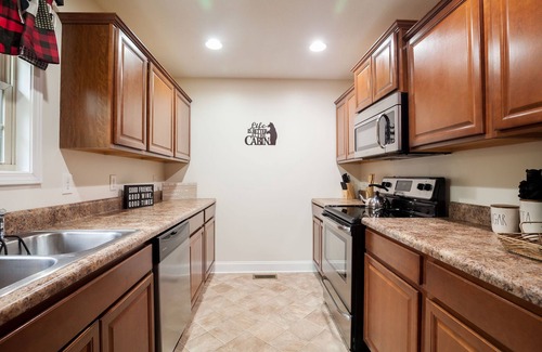 Sevierville House | Charming Home /River Views /Hot Tub /Game Room
