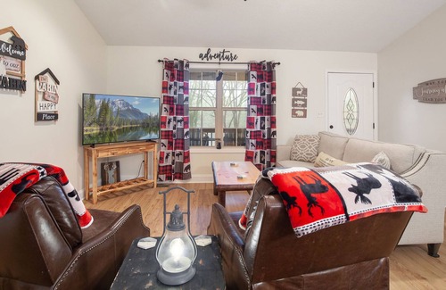 Sevierville House | Charming Home | River Views | Hot Tub | Game Room