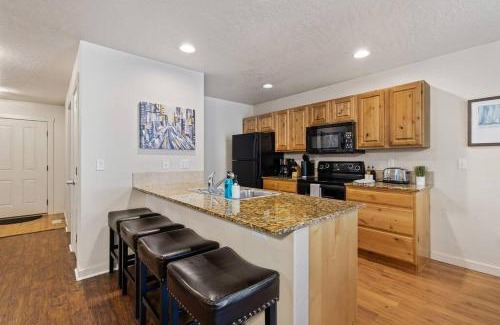 Meridian House | Charming home w/Fenced Yard On Quiet Street (98)