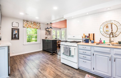 Union Pier Cottage | Charming Home w/Large Yard, Free WiFi, Furnished Deck, Gas Grill, Firepit