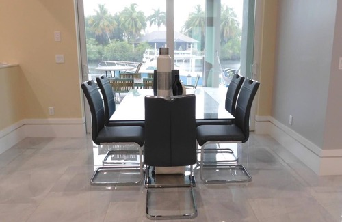 Naples House | Charming Home Waterfront and Pool.