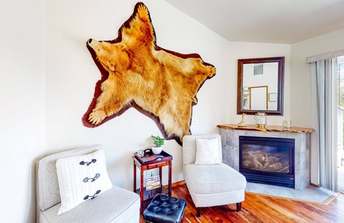 Rockford Bay House | Charming home with lakeview, fireplace, full kitchen, central AC, & W/D