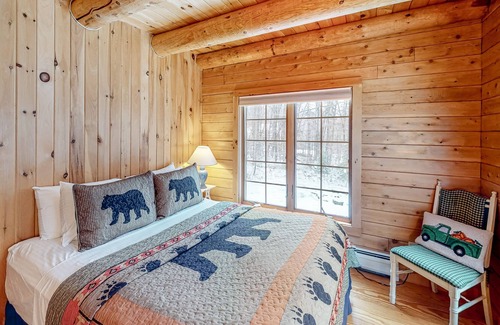 Stratton Cabin | Charming home with a fireplace, large yard & firepit - near Stratton/Mount Snow