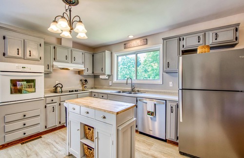 Alexander House | Charming home with fireplace, central AC, washer/dryer, & fast WiFi