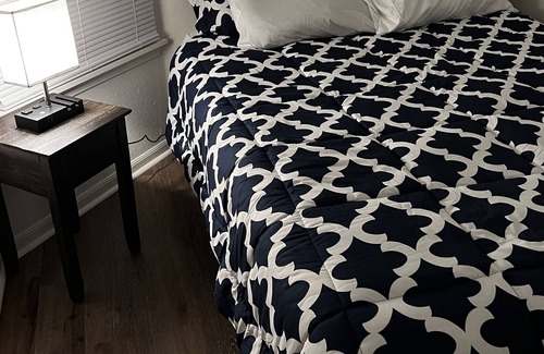 Greenwood House | Charming Home With King Bed Suite In Friendly Neighborhood