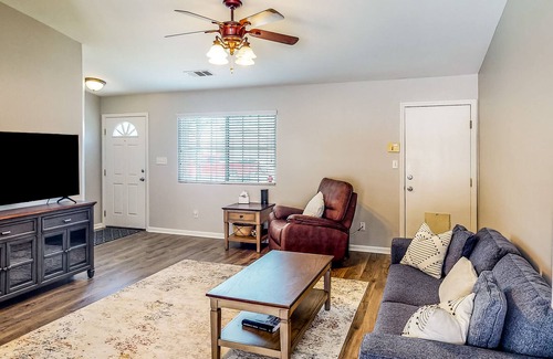 Oildale House | Charming home with private pool, hot tub, washer/dryer, & games - near downtown