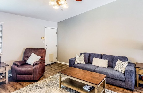 Oildale House | Charming home with private pool, hot tub, washer/dryer, & games - near downtown