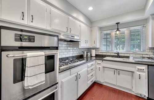 Westside Costa Mesa House | Charming house in the garden close to the beach