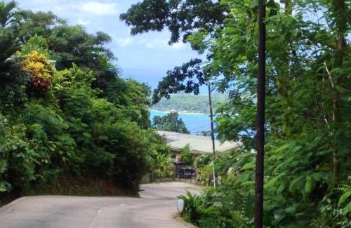 Mahe Island House | Charming house in Victoria with mountain view