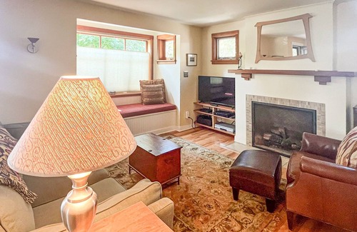 Laurelhurst House | Charming house near golf and downtown with gas fireplace, deck and washer/dryer