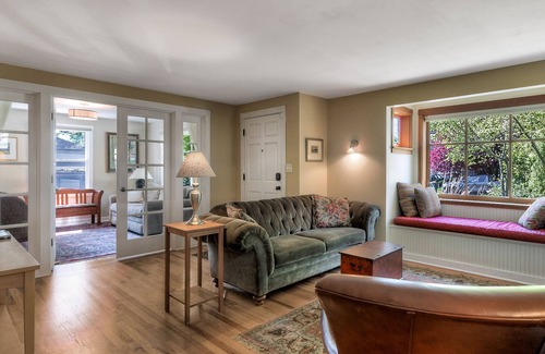 Laurelhurst House | Charming house near golf and downtown with gas fireplace, deck and washer/dryer