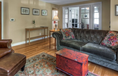 Laurelhurst House | Charming house near golf and downtown with gas fireplace, deck and washer/dryer