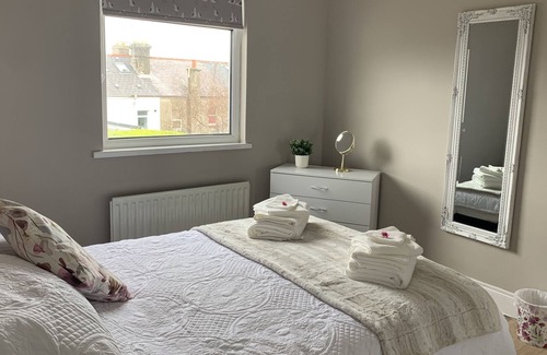 Bangor House | Charming House, Newly Refurbished and Just 5 Mins Walk to the Marina