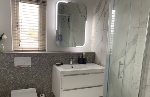 Bangor House | Charming House, Newly Refurbished and Just 5 Mins Walk to the Marina