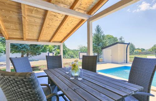 Valtura House | Charming House Noelene