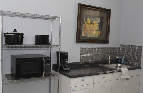 Savannah House | Charming House with 3 bedrooms, 1 bath and a small kithcen, sleeps 6