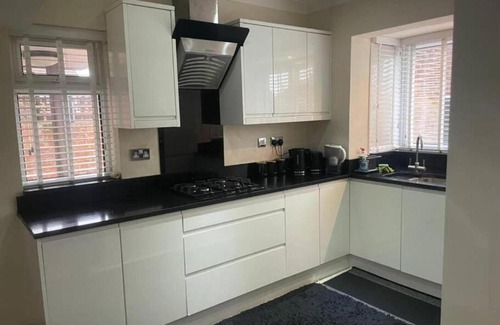 Hillingdon House | Charming House with Garden - Sleeps 6 & Parking