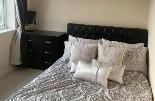 Hillingdon House | Charming House with Garden - Sleeps 6 & Parking