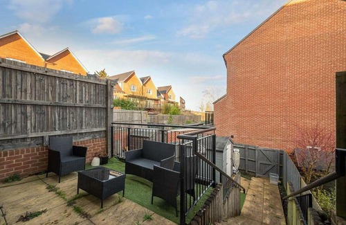 Whittington House | Charming House With Private Backyard and Parking