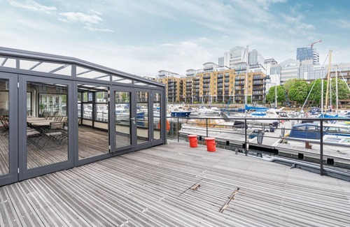 Tower Hill Boat Rental | Charming houseboat featuring a sauna