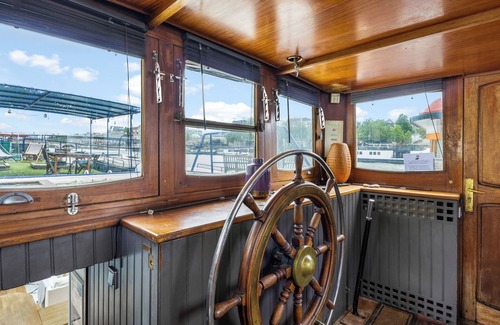 Saint-Germain-l'Auxerrois Boat Rental | Charming Houseboat in the center of Paris, large deck with stunning view!