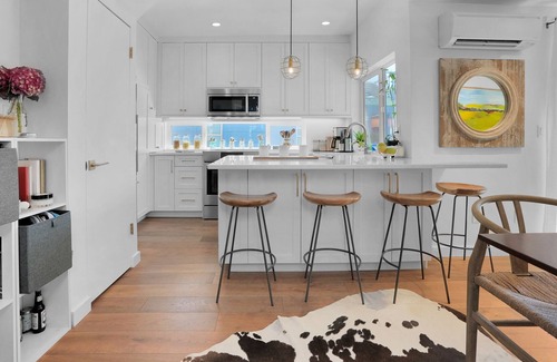 Eastlake Boat Rental | Charming Houseboat on Lake Union