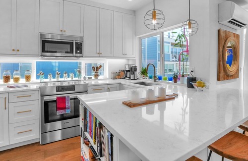 Eastlake Boat Rental | Charming Houseboat on Lake Union