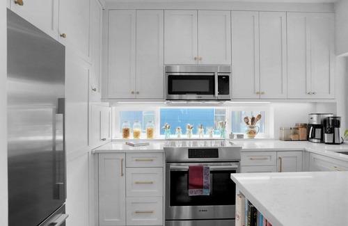 Eastlake Boat Rental | Charming Houseboat on Lake Union