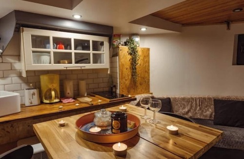 Cote Pavee Boat Rental | Charming houseboat with jacuzzi on the Canal du Midi