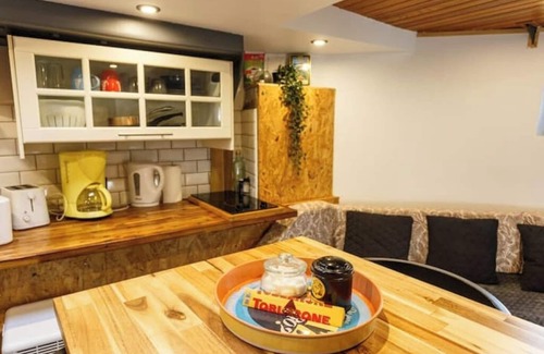 Cote Pavee Boat Rental | Charming houseboat with jacuzzi on the Canal du Midi