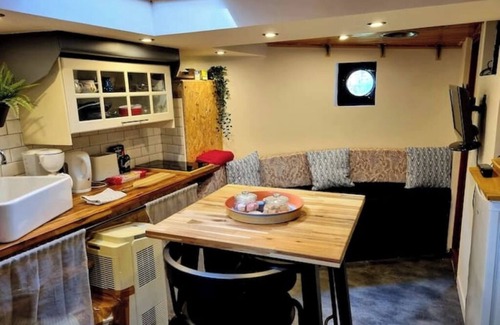 Cote Pavee Boat Rental | Charming houseboat with jacuzzi on the Canal du Midi
