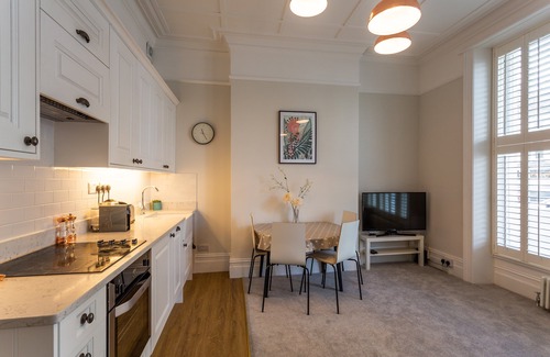 Hove Apartment | ❤ Charming Hove Apartment ☆ With Easy Parking ☆ Relax, Unwind, Enjoy ❤