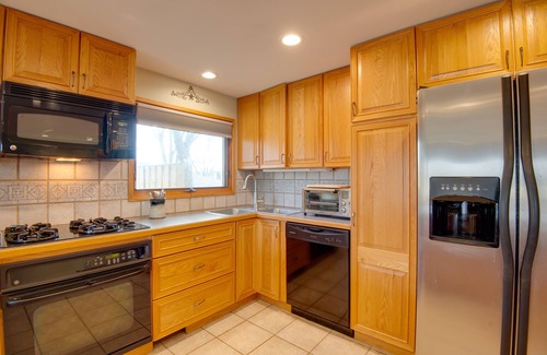 Wasco House | Charming Illinois Retreat w/Hot Tub, Deck & Grill